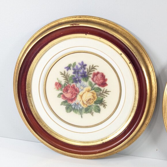 Set of 2 needlepoint flower pictures gilt round frames, petit point cross stitch - Picture 6 of 12